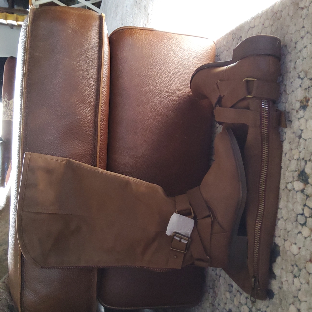 NWOT Boots Good looking and comfy